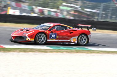 Scarperia, Mugello - 28 Ağustos 2020: Roma Ziemian Ferrari 488 Challenge Evo ile İtalya 'daki Ferrari Yarış Günleri sırasında Mugello Pisti' nde antrenman yapıyor.