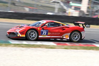 Scarperia, Mugello - 28 Ağustos 2020: Roma Ziemian Ferrari 488 Challenge Evo ile İtalya 'daki Ferrari Yarış Günleri sırasında Mugello Pisti' nde antrenman yapıyor.