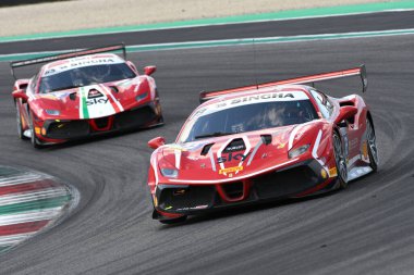 Scarperia, Mugello - 28 Ağustos 2020: Roma Ziemian Ferrari 488 Challenge Evo ile İtalya 'daki Ferrari Yarış Günleri sırasında Mugello Pisti' nde antrenman yapıyor.