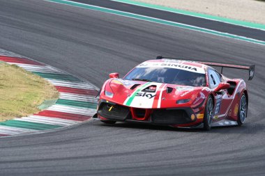 Scarperia, Mugello - 28 Ağustos 2020: Frederik Espersen, Ferrari Yarış Günleri sırasında Mugello Pisti 'nde Ferrari 488 Challenge Evo ile birlikte.