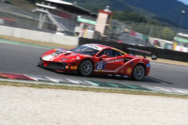 Scarperia, Mugello - 28 Ağustos 2020: Frederik Espersen, Ferrari Yarış Günleri sırasında Mugello Pisti 'nde Ferrari 488 Challenge Evo ile birlikte.