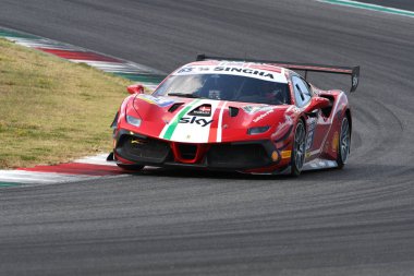 Scarperia, Mugello - 28 Ağustos 2020: Frederik Espersen, Ferrari Yarış Günleri sırasında Mugello Pisti 'nde Ferrari 488 Challenge Evo ile birlikte.