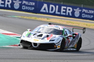 Scarperia, Mugello - 28 Ağustos 2020: John Dhillon Ferrari 488 Challenge Evo ile İtalya 'daki Ferrari Yarış Günleri sırasında Mugello Pisti' nde antrenman yapıyor..