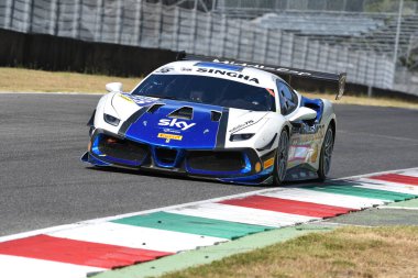 Scarperia, Mugello - 28 Ağustos 2020: Matus Vyboh, Ferrari 488 Challenge Evo ile İtalya 'daki Ferrari Yarış Günleri sırasında Mugello Pisti' nde antrenman yapıyor..