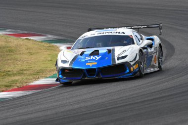 Scarperia, Mugello - 28 Ağustos 2020: Matus Vyboh, Ferrari 488 Challenge Evo ile İtalya 'daki Ferrari Yarış Günleri sırasında Mugello Pisti' nde antrenman yapıyor..