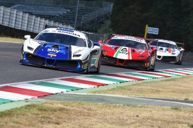Scarperia, Mugello - 28 Ağustos 2020: Matus Vyboh, Ferrari 488 Challenge Evo ile İtalya 'daki Ferrari Yarış Günleri sırasında Mugello Pisti' nde antrenman yapıyor..