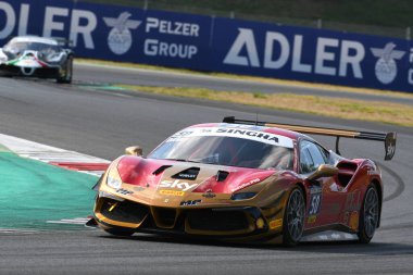 Scarperia, Mugello - 28 Ağustos 2020: David Gostner Ferrari 488 Challenge Evo ile İtalya 'daki Ferrari Yarış Günleri sırasında Mugello Pisti' nde antrenman yapıyor.
