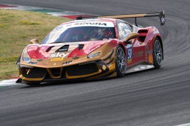Scarperia, Mugello - 28 Ağustos 2020: David Gostner Ferrari 488 Challenge Evo ile İtalya 'daki Ferrari Yarış Günleri sırasında Mugello Pisti' nde antrenman yapıyor.
