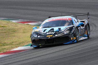 Scarperia, Mugello - 28 Ağustos 2020: Emanuele Maria Tabacchi, Ferrari 488 Challenge Evo ile İtalya 'daki Ferrari Yarış Günleri sırasında Mugello Pisti' nde antrenman yapıyor..