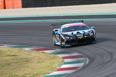 Scarperia, Mugello - 28 Ağustos 2020: Emanuele Maria Tabacchi, Ferrari 488 Challenge Evo ile İtalya 'daki Ferrari Yarış Günleri sırasında Mugello Pisti' nde antrenman yapıyor..