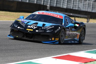 Scarperia, Mugello - 28 Ağustos 2020: Emanuele Maria Tabacchi, Ferrari 488 Challenge Evo ile İtalya 'daki Ferrari Yarış Günleri sırasında Mugello Pisti' nde antrenman yapıyor..