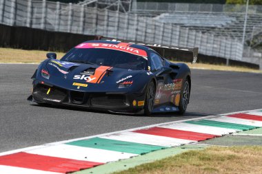 Scarperia, Mugello - 28 Ağustos 2020: Fabienne Wohlwend, Ferrari 488 Challenge Evo ile İtalya 'daki Ferrari Yarış Günleri sırasında Mugello Pisti' nde antrenman yapıyor..