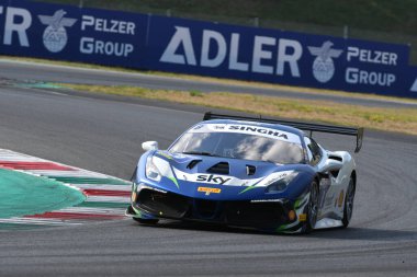 Scarperia, Mugello 28 Ağustos 2020: Nicol Rosi, Ferrari 488 Challenge Evo ile İtalya 'daki Ferrari Yarış Günleri sırasında Mugello Pisti' nde antrenman yapıyor..