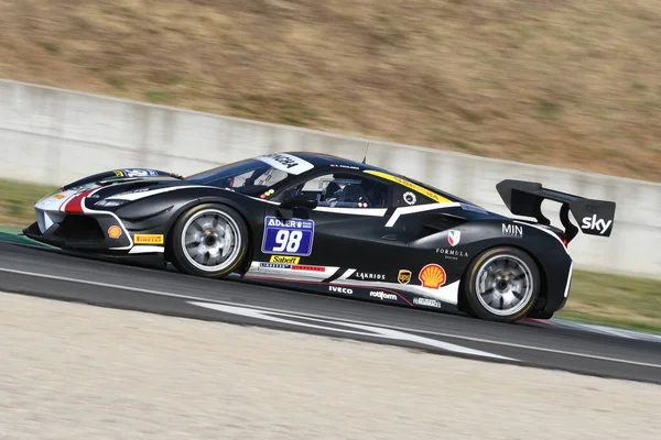 Scarperia, Mugello - 28 Ağustos 2020: Frederik Paulsen, Ferrari Yarış Günleri sırasında Mugello Pisti 'nde Ferrari 488 Challenge Evo ile birlikte.