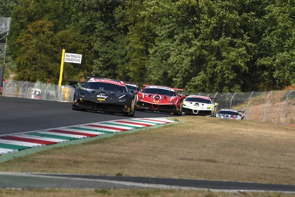 Scarperia, Mugello - 28 Ağustos 2020: Florian Merckx Ferrari 488 Challenge Evo ile İtalya 'daki Ferrari Yarış Günleri sırasında Mugello Pisti' nde antrenman yapıyor.