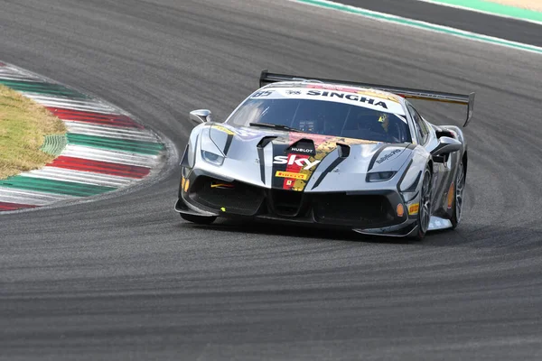Scarperia, Mugello - 28 Ağustos 2020: Hanno Laskowski Ferrari 488 Challenge Evo ile İtalya 'daki Ferrari Yarış Günleri sırasında Mugello Pisti' nde antrenman yapıyor..