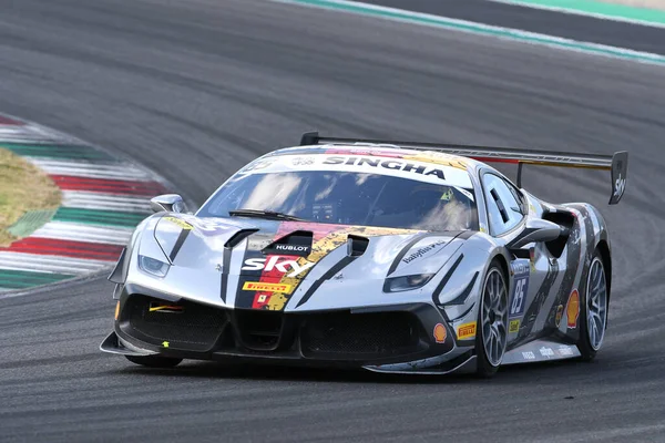 Scarperia, Mugello - 28 Ağustos 2020: Hanno Laskowski Ferrari 488 Challenge Evo ile İtalya 'daki Ferrari Yarış Günleri sırasında Mugello Pisti' nde antrenman yapıyor..