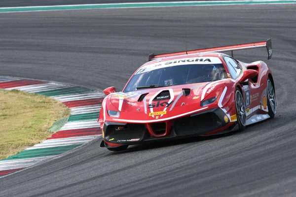 Scarperia, Mugello - 28 Ağustos 2020: Roma Ziemian Ferrari 488 Challenge Evo ile İtalya 'daki Ferrari Yarış Günleri sırasında Mugello Pisti' nde antrenman yapıyor.