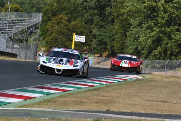 Scarperia, Mugello - 28 Ağustos 2020: John Dhillon Ferrari 488 Challenge Evo ile İtalya 'daki Ferrari Yarış Günleri sırasında Mugello Pisti' nde antrenman yapıyor..