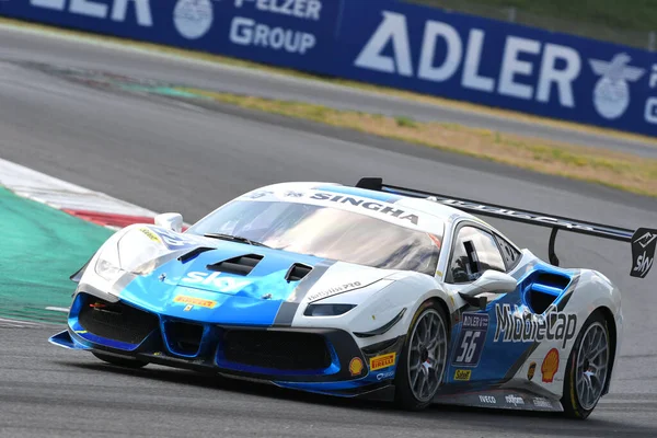 Scarperia, Mugello - 28 Ağustos 2020: Matus Vyboh, Ferrari 488 Challenge Evo ile İtalya 'daki Ferrari Yarış Günleri sırasında Mugello Pisti' nde antrenman yapıyor..