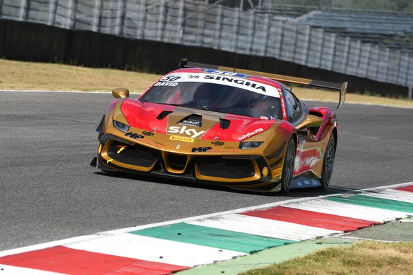 Scarperia, Mugello - 28 Ağustos 2020: David Gostner Ferrari 488 Challenge Evo ile İtalya 'daki Ferrari Yarış Günleri sırasında Mugello Pisti' nde antrenman yapıyor.