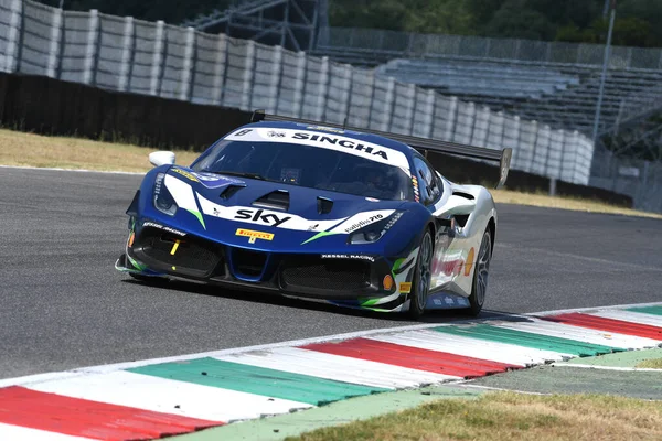 Scarperia, Mugello 28 Ağustos 2020: Nicol Rosi, Ferrari 488 Challenge Evo ile İtalya 'daki Ferrari Yarış Günleri sırasında Mugello Pisti' nde antrenman yapıyor..