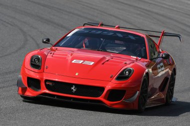 Scarperia, Mugello - 28 Ağustos 2020: Ferrari 599 XX-EVO İtalya 'daki Ferrari Yarış Günleri sırasında Mugello Pisti' nde eylem halindeydi.