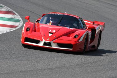 Scarperia, Mugello - 28 Ağustos 2020: Ferrari FXX İtalya 'daki Ferrari Yarış Günleri sırasında Mugello Pisti' nde görev yapıyor.