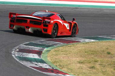 Scarperia, Mugello - 28 Ağustos 2020: Ferrari FXX İtalya 'daki Ferrari Yarış Günleri sırasında Mugello Pisti' nde görev yapıyor.