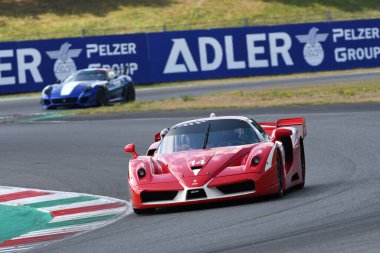 Scarperia, Mugello - 28 Ağustos 2020: Ferrari FXX İtalya 'daki Ferrari Yarış Günleri sırasında Mugello Pisti' nde görev yapıyor.