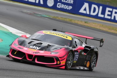 Scarperia, Mugello - 28 Ağustos 2020: Corinna Gostner İtalya 'daki Ferrari Yarış Günleri sırasında Mugello Pisti' nde Ferrari 488 Challenge Evo ile antrenman yapıyor.