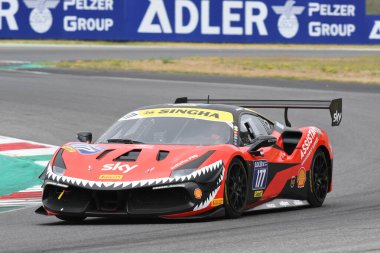 Scarperia, Mugello - 28 Ağustos 2020: Fons Scheltema Ferrari 488 Challenge Evo ile İtalya 'daki Ferrari Yarış Günleri sırasında Mugello Pisti' nde antrenman yapıyor.
