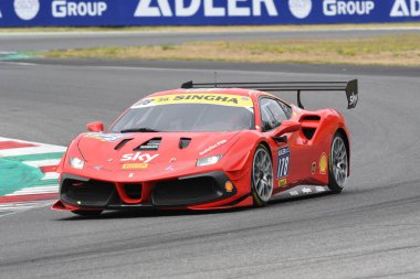 Scarperia, Mugello - 28 Ağustos 2020: Axel Sartingen Ferrari 488 Challenge Evo ile İtalya 'daki Ferrari Yarış Günleri sırasında Mugello Pisti' nde antrenman yapıyor.