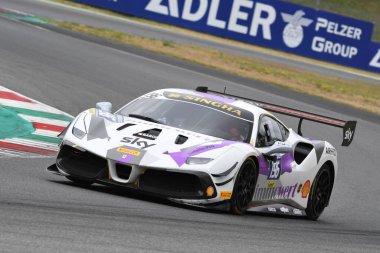 Scarperia, Mugello - 28 Ağustos 2020: Michael Simonciç Ferrari 488 Challenge Evo ile İtalya 'daki Ferrari Yarış Günleri sırasında Mugello Pisti' nde antrenman yapıyor.