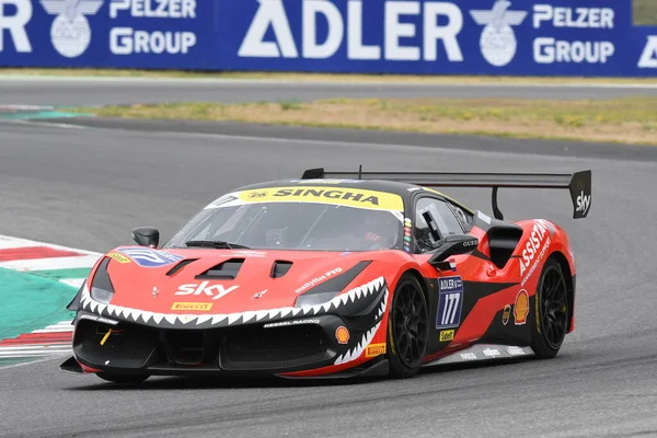 Scarperia, Mugello - 28 Ağustos 2020: Fons Scheltema Ferrari 488 Challenge Evo ile İtalya 'daki Ferrari Yarış Günleri sırasında Mugello Pisti' nde antrenman yapıyor.