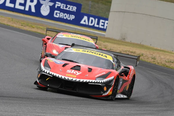 Scarperia, Mugello - 28 Ağustos 2020: Fons Scheltema Ferrari 488 Challenge Evo ile İtalya 'daki Ferrari Yarış Günleri sırasında Mugello Pisti' nde antrenman yapıyor.