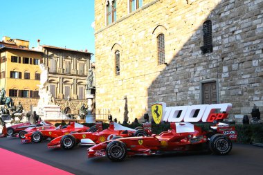 Floransa, Eylül 2020: Ferrari F1 Tuscany 'deki 1. Formula 1 GP münasebetiyle Floransa' daki Piazza della Signoria 'da Ferrari 1000 GP partisi sırasında sergilenmektedir. İtalya.