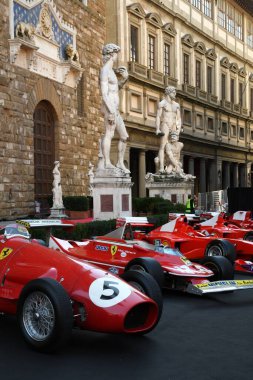 Floransa, Eylül 2020: Tarihsel Ferrari F1 arabaları Piazza della Signoria 'daki Ferrari 1000 GP Show sırasında Michelangelo' s David 'in önünde sergilenmektedir. İtalya.