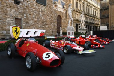 Floransa, Eylül 2020: Tarihsel Ferrari F1 arabaları Piazza della Signoria 'daki Ferrari 1000 GP Show sırasında Michelangelo' s David 'in önünde sergilenmektedir. İtalya.