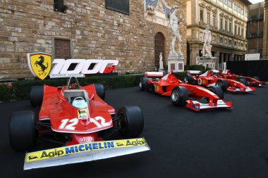 Floransa, Eylül 2020: Tuscany 'deki 1. Formula 1 GP münasebetiyle Floransa' daki Piazza della Signoria 'daki Ferrari 1000 GP Show' da sergilenen tarihi Ferrari 312 T4 otomobilleri. İtalya.