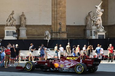 Floransa, Eylül 2020: Ferrari SF1000 F1 Ferrari 1000 GP Show sırasında Loggia dei Lanzi 'nin önünde sergilenmektedir. Floransa 'daki Piazza della Signoria' nın köşesinde bir bina. İtalya.