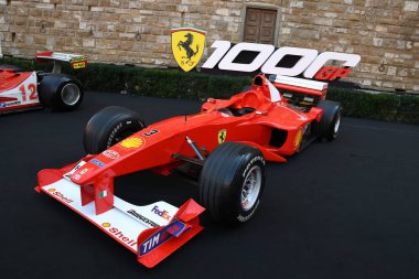 Floransa, Eylül 2020: Ferrari F399 F1 Tuscany 'deki 1. Formula 1 GP vesilesiyle Floransa' daki Piazza della Signoria 'daki Ferrari 1000 GP Show' da sergilenmektedir. İtalya.