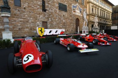 Floransa, Eylül 2020: Ferrari 500 F2 F1 1952 ve Tuscany 'deki 1. Formula 1 GP münasebetiyle Floransa' daki Piazza della Signoria 'daki Ferrari 1000 GP Show sırasında sergilenen diğer tarihi F1 arabaları. İtalya.