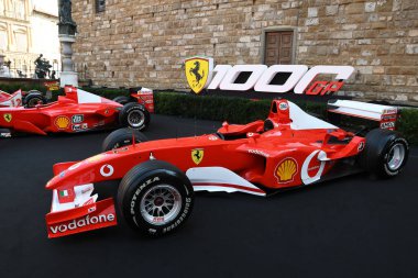 Floransa, Eylül 2020: Ferrari F2003 F1 Tuscany 'deki 1. Formula 1 GP münasebetiyle Floransa' daki Piazza della Signoria 'daki Ferrari 1000 GP Show' da sergilenmektedir. İtalya.