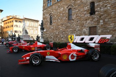 Floransa, Eylül 2020: Ferrari F2003 F1 Tuscany 'deki 1. Formula 1 GP münasebetiyle Floransa' daki Piazza della Signoria 'daki Ferrari 1000 GP Show' da sergilenmektedir. İtalya.