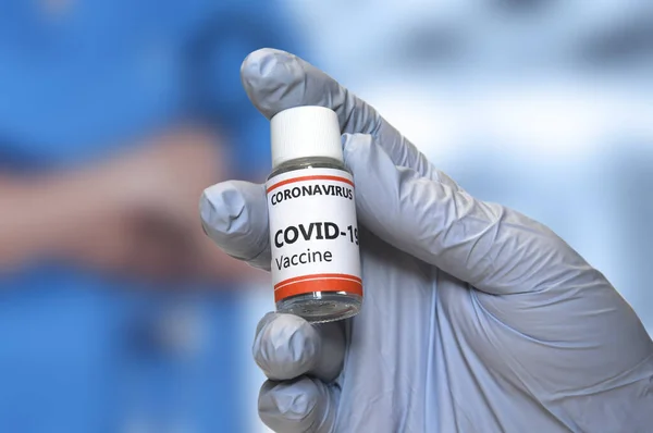 Концепция Коронавирусной Вакцины Рука Доктора Голубой Перчатке Держит Банку Вакцины — стоковое фото