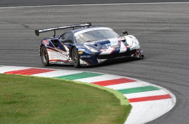 Mugello Pisti, İtalya - 2 Ekim 2020: Ferrari 488 AF Corse takımının GT3 'ü Mann Simon - Cressoni Matteo İtalyan Şampiyonası' nın Mugello Pisti 'ndeki Qualifyng oturumu sırasında görev başındaydı..