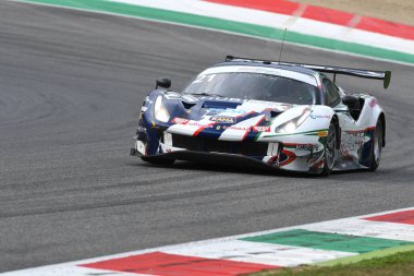 Mugello Pisti, İtalya - 2 Ekim 2020: Ferrari 488 AF Corse takımının GT3 'ü Mann Simon - Cressoni Matteo İtalyan Şampiyonası' nın Mugello Pisti 'ndeki Qualifyng oturumu sırasında görev başındaydı..