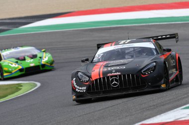 Mugello Pisti, İtalya - 2 Ekim 2020: Ferrari Lorenzo 'nun kullandığı AKM Motorsport takımından Mercedes AMG GT3 - Spinelli Loris, İtalya Şampiyonası' nın Mugello Pisti 'ndeki Qualifyng oturumunda.