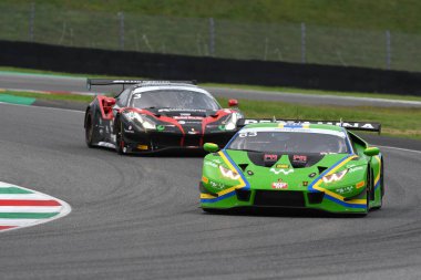 Mugello Pisti, İtalya - 2 Ekim 2020: Vincenzo Sospiri Takımı 'ndan Lamborghini Huracan GT3 Evo Kroes Danny - Pulcini Leonardo CI GT' nin ön eleme oturumunda yarışa katıldı.